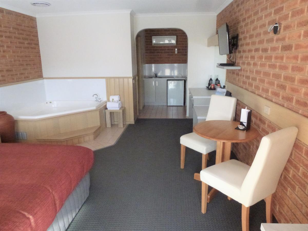 Colonial Motor Inn Bairnsdale Golden Chain Property Esterno foto